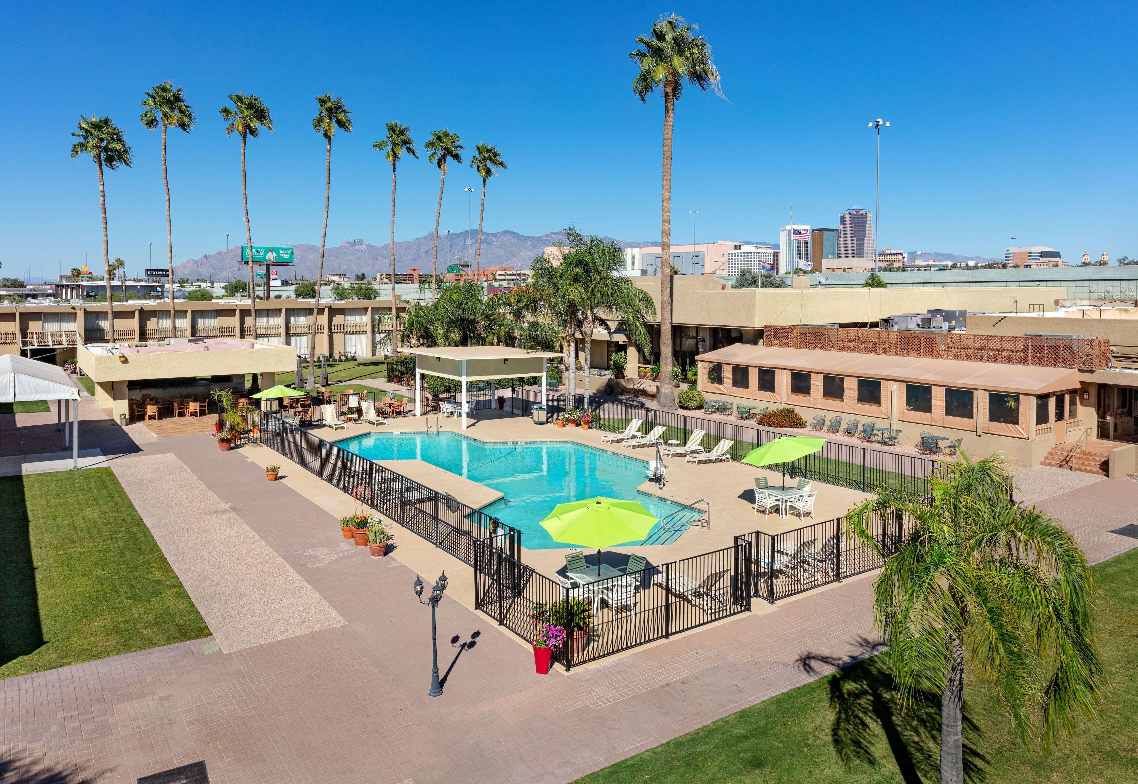 Hotel Ramada By Wyndham Tucson Extérieur photo