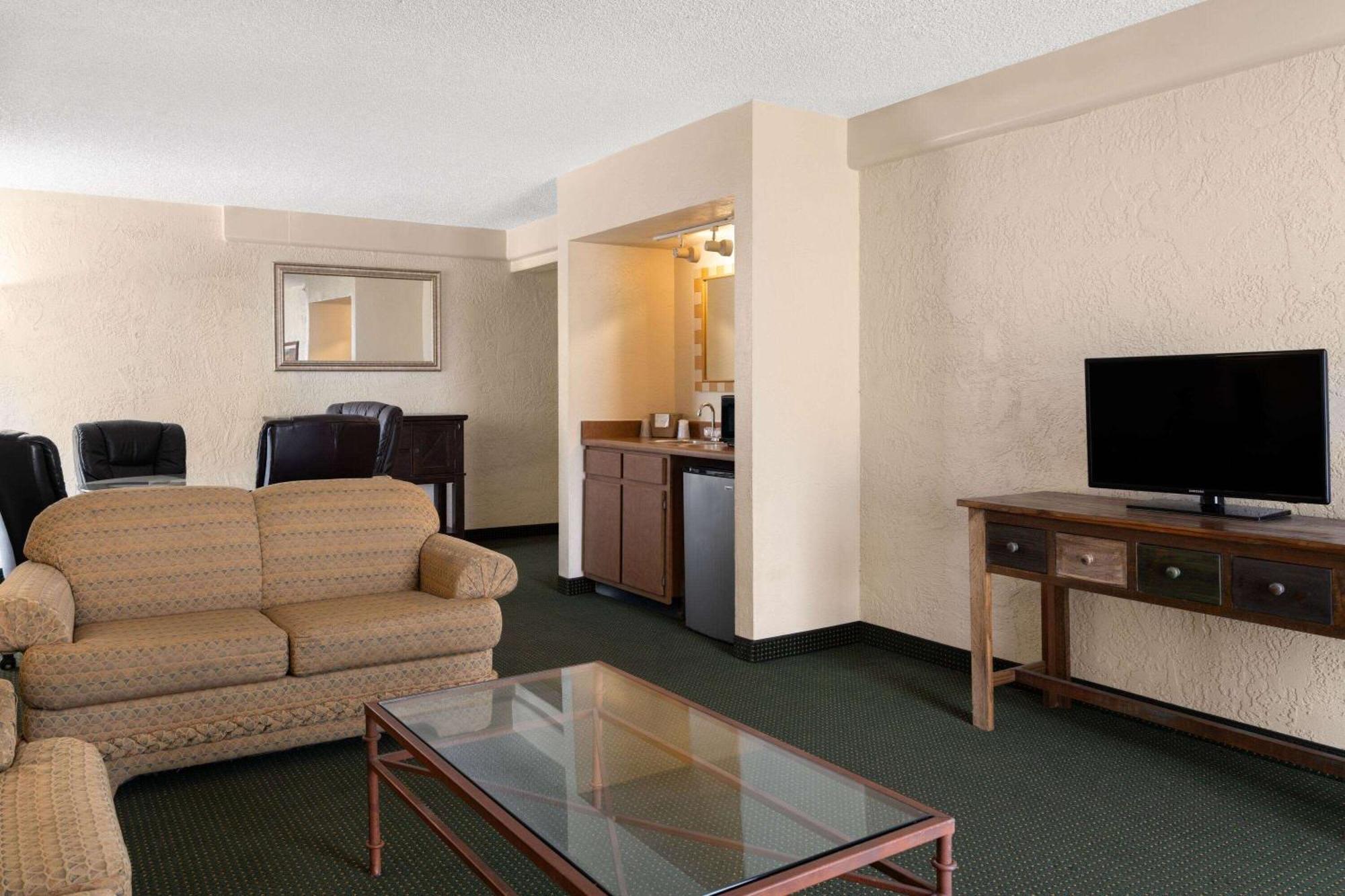 Hotel Ramada By Wyndham Tucson Extérieur photo