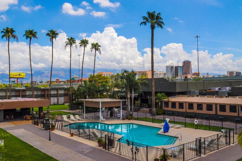 Hotel Ramada By Wyndham Tucson Extérieur photo