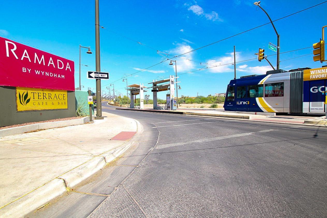 Hotel Ramada By Wyndham Tucson Extérieur photo